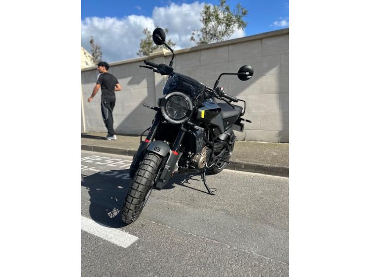 HUSQVARNA SVARTPILEN 125 ABS