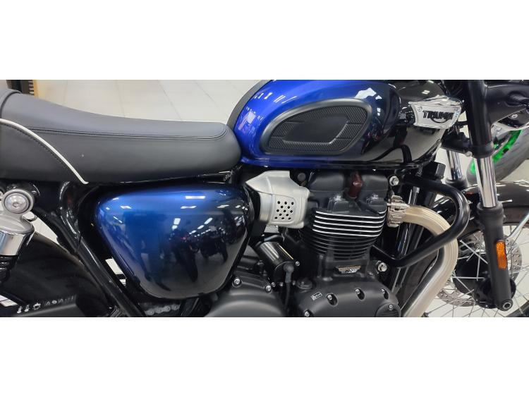 TRIUMPH BONNEVILLE T100 900