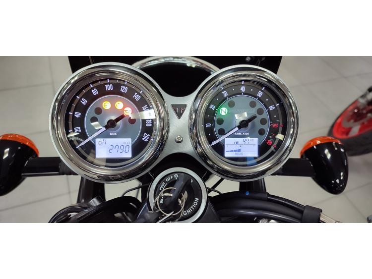 TRIUMPH BONNEVILLE T100 900